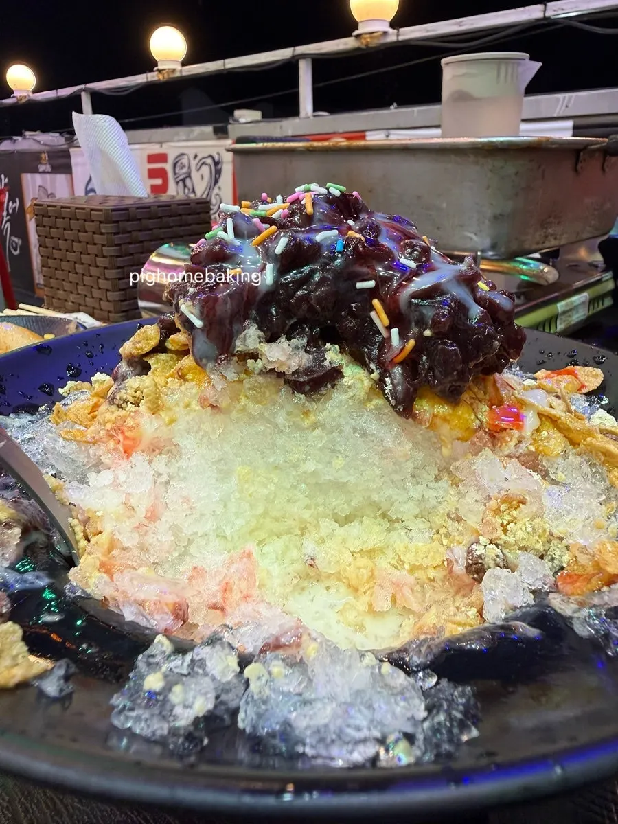 Old-style patbingsu topped with misugaru and cereal