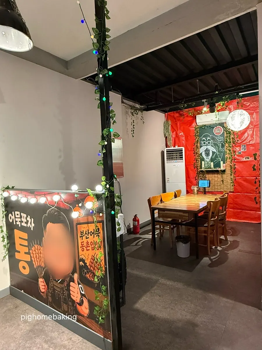 Table setups suited for both dates and group gatherings