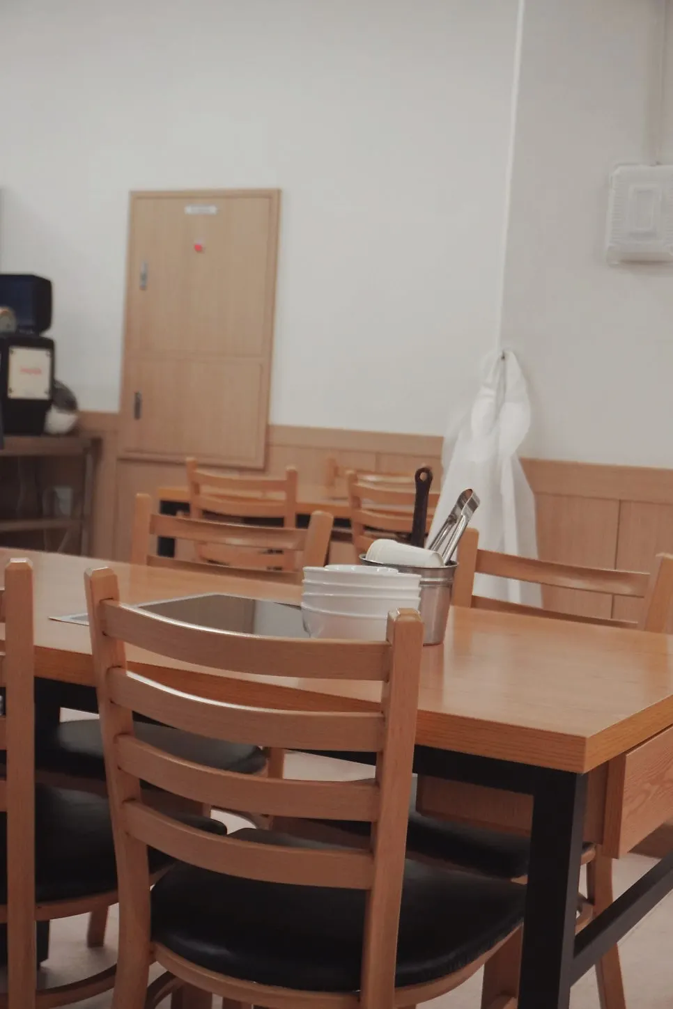 Ruang dalam restoran dengan jarak meja yang lapang