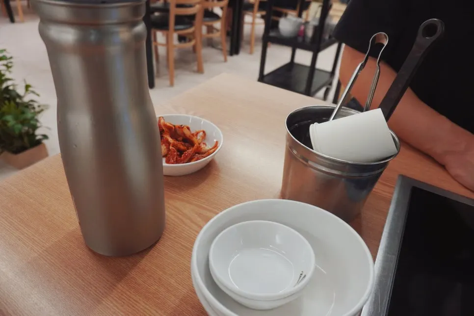 Meja dengan kimchi asas dan pinggan kecil