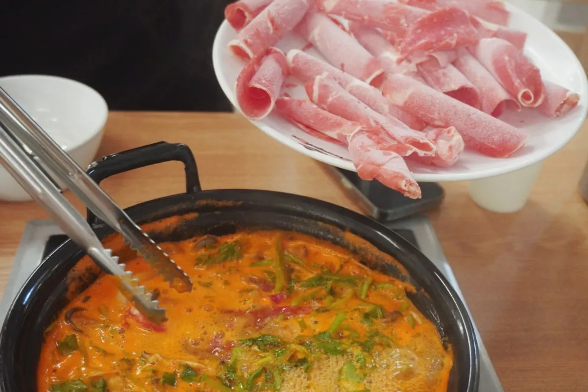 Daging shabu-shabu dalam kuah pedas yang mendidih