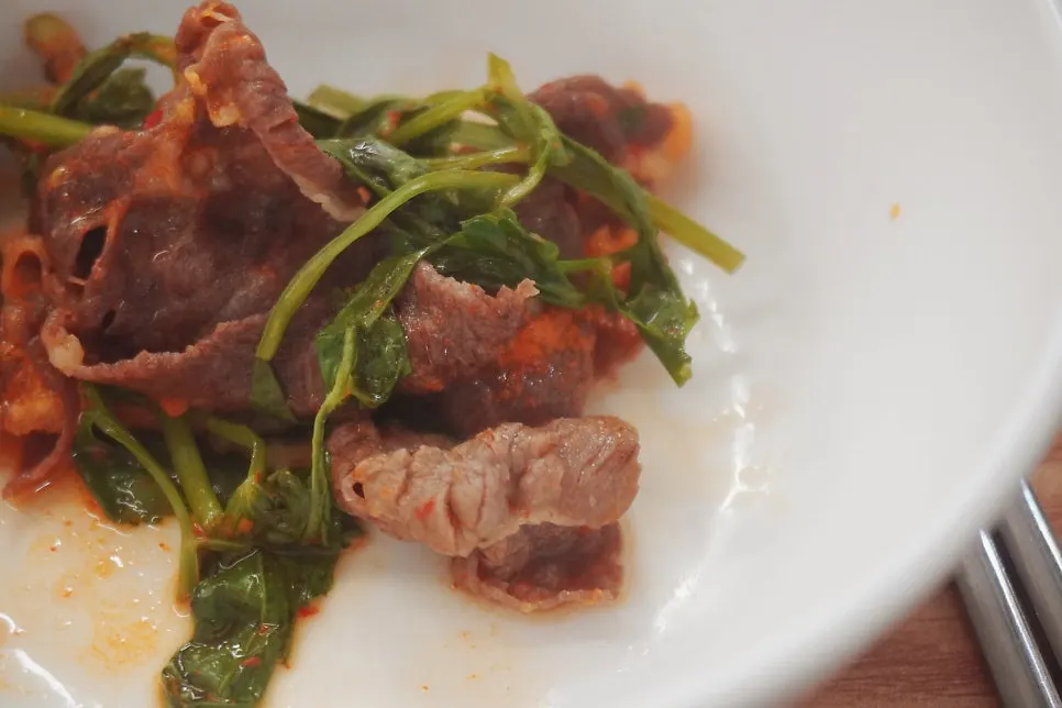 Daging dan minari dalam pinggan kecil