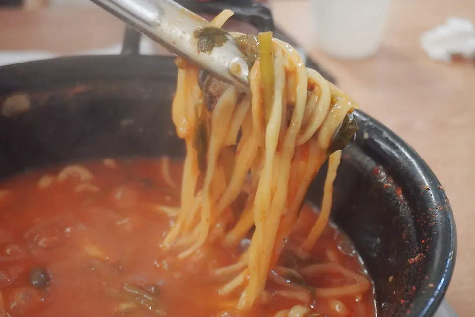 Mi kalguksu dimasukkan ke dalam kuah