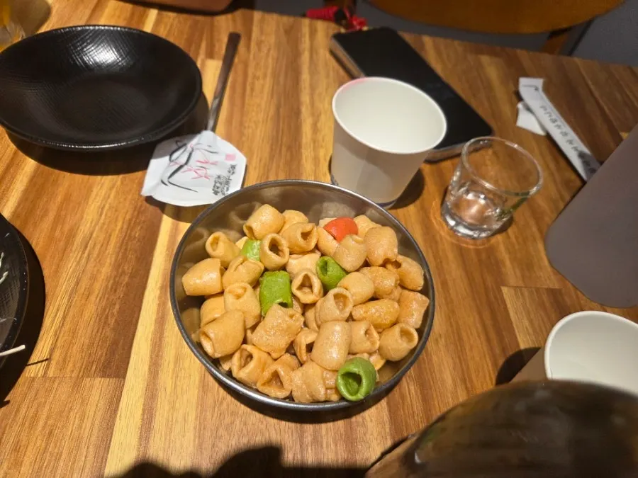 테이블에 놓인 생맥주와 새로