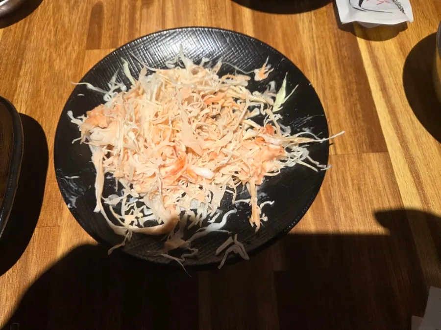 생맥주 잔과 소주가 함께 놓인 상
