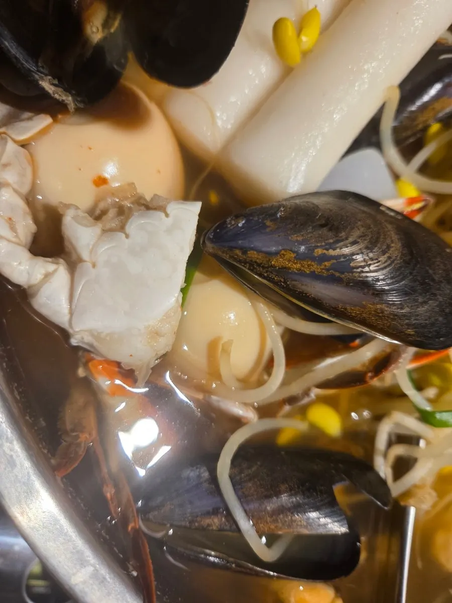 떡과 콩나물이 나뉘어 담긴 반반 어묵탕