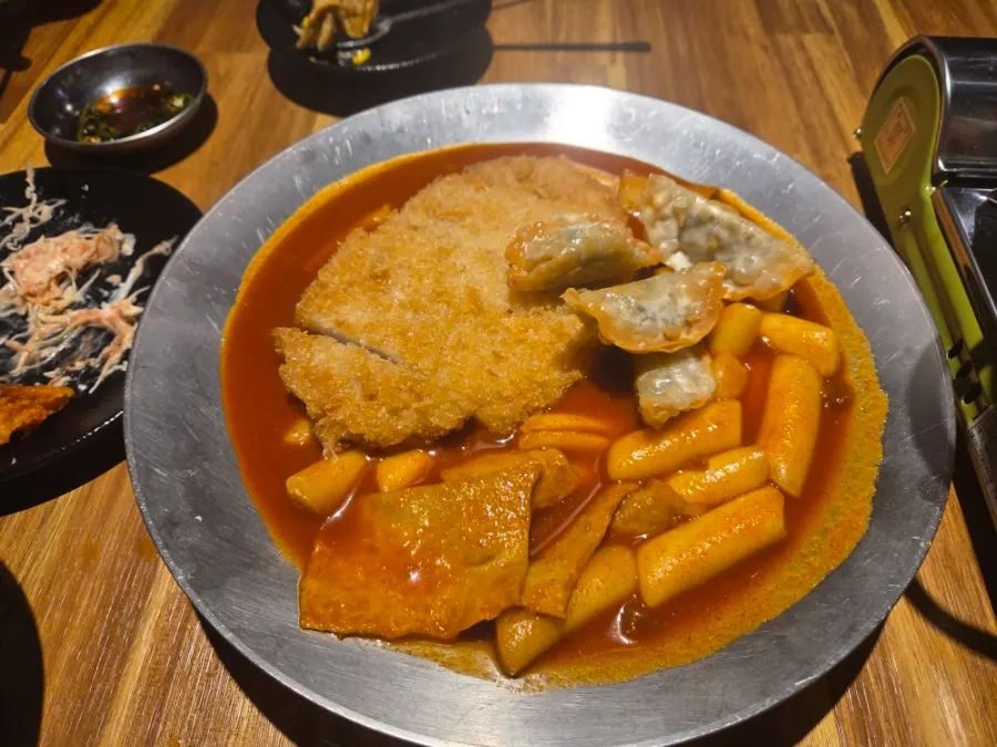어묵탕과 술이 함께 놓인 테이블