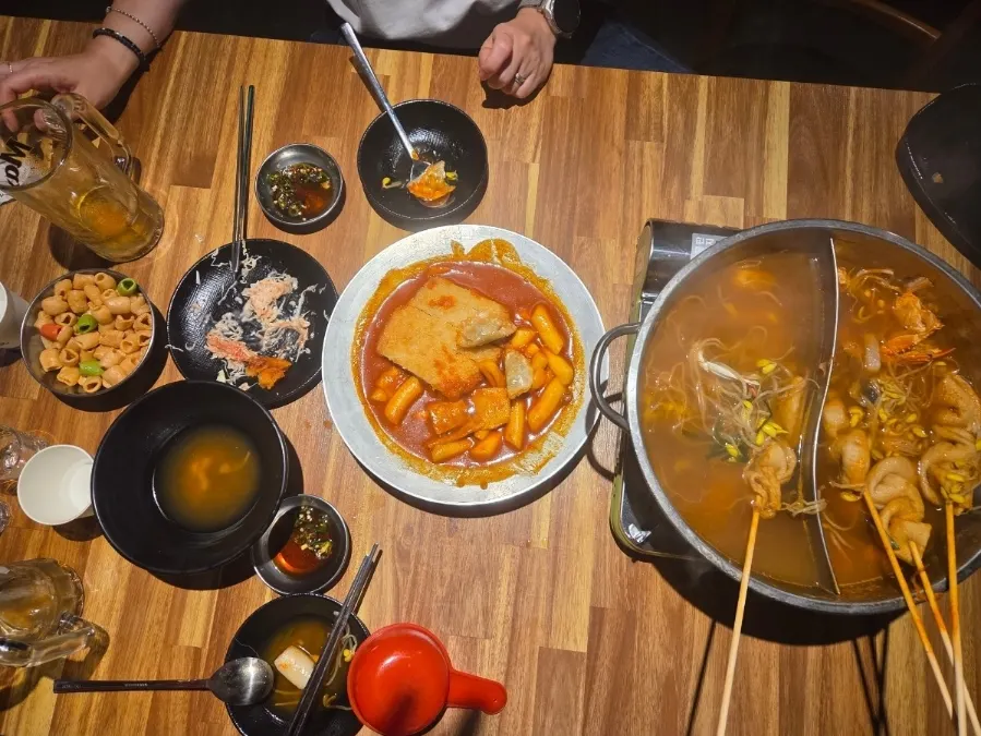 돈까스와 떡볶이, 미니 만두 세트 접시