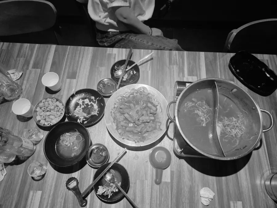 어느 정도 비운 어묵탕과 돈까스떡볶이