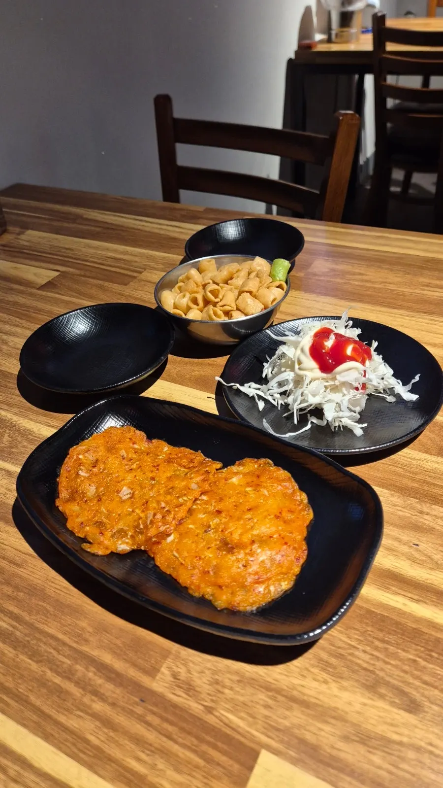 Night terrace atmosphere at Eomuk Pocha Tong in Dongchon, Daegu