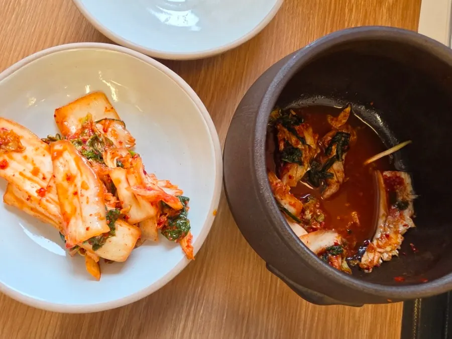 비빔밥과 함께 나온 김치