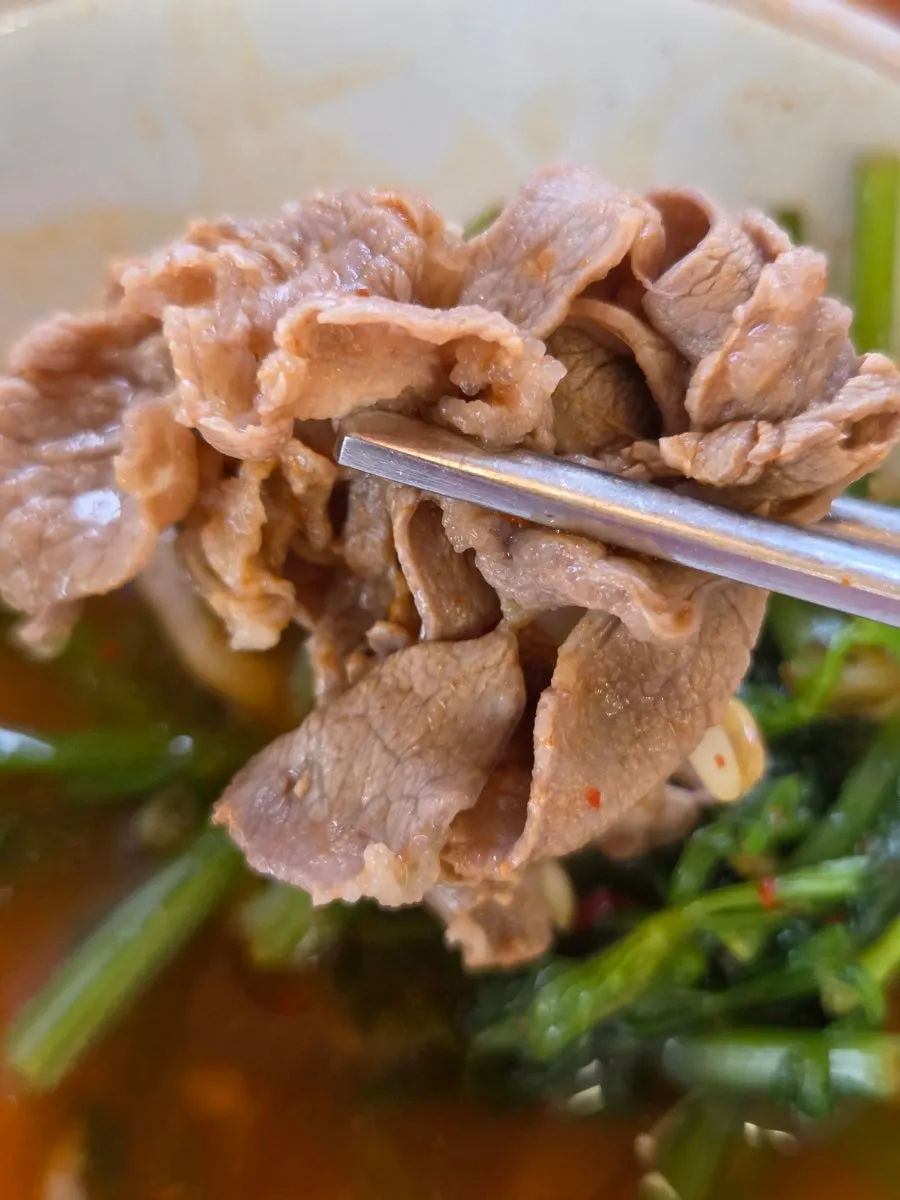 칼칼하게 끓고 있는 얼큰 육수 냄비
