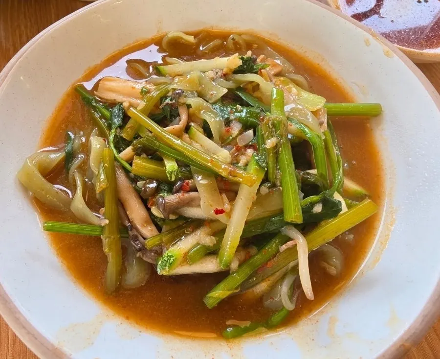남은 육수에 넣어 끓인 칼국수 면