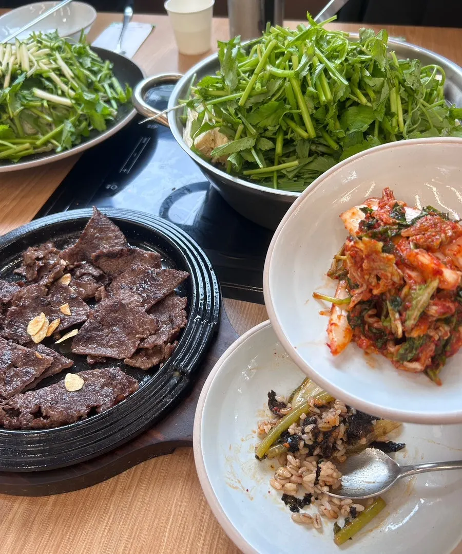 Shabu kalguksu table spread for four people
