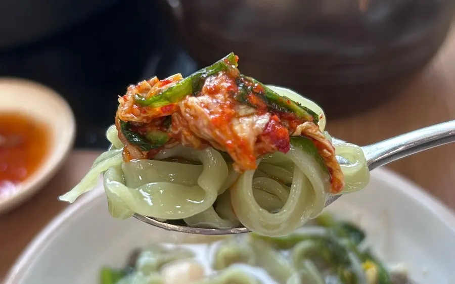 Green mugwort kalguksu noodles