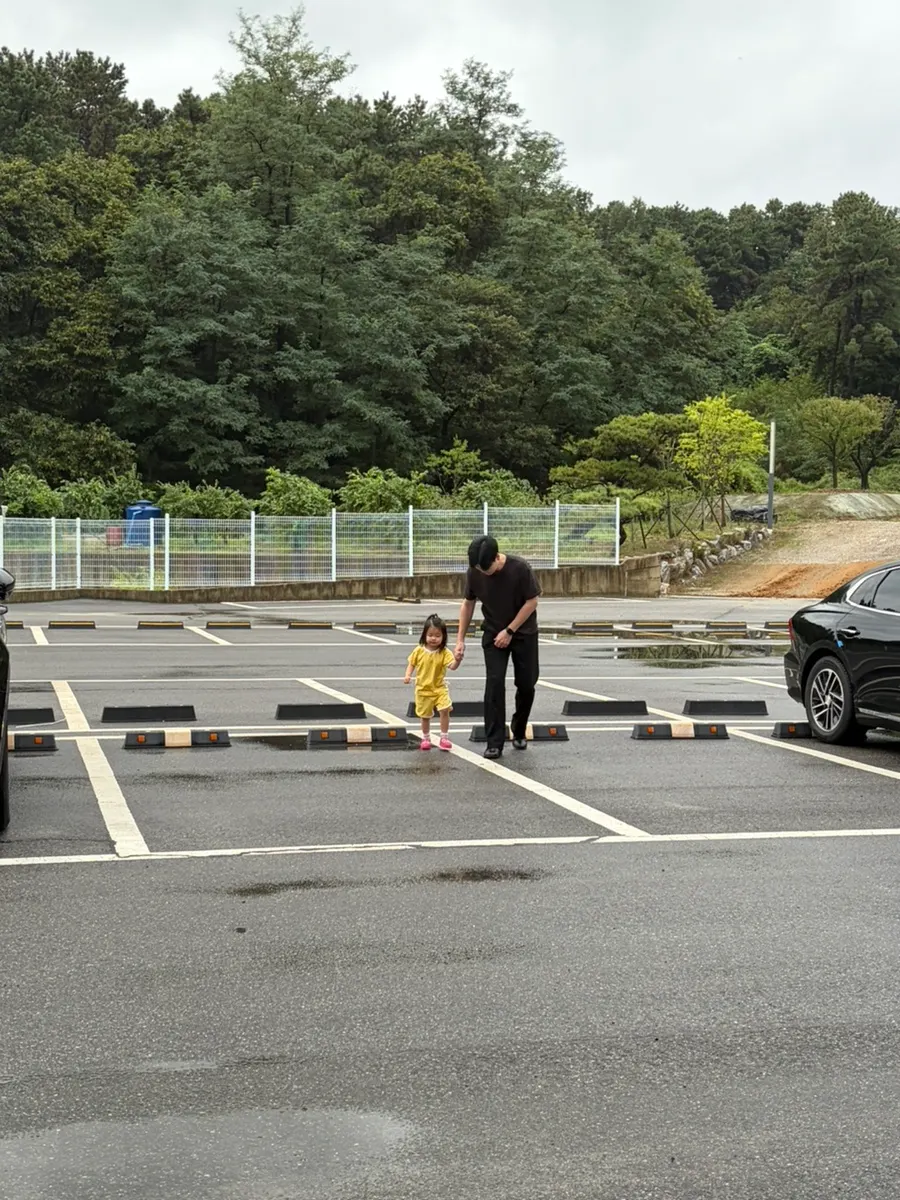 Large parking lot in front of the restaurant