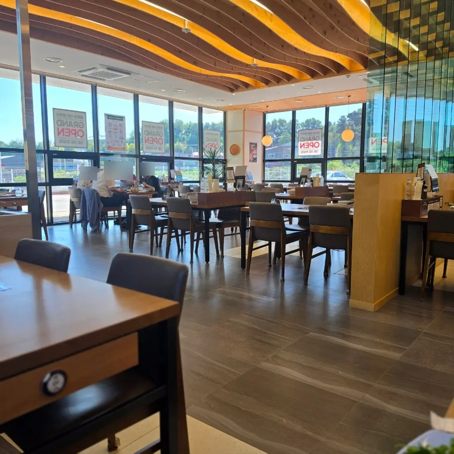 Table layout of the first-floor dining hall