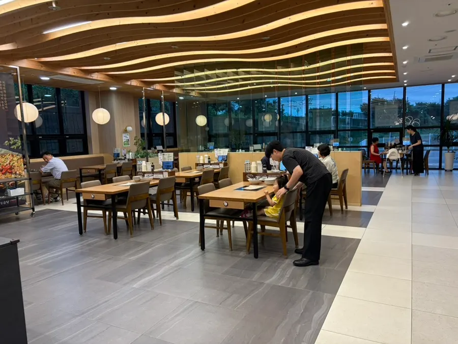 View of the neatly arranged dining hall
