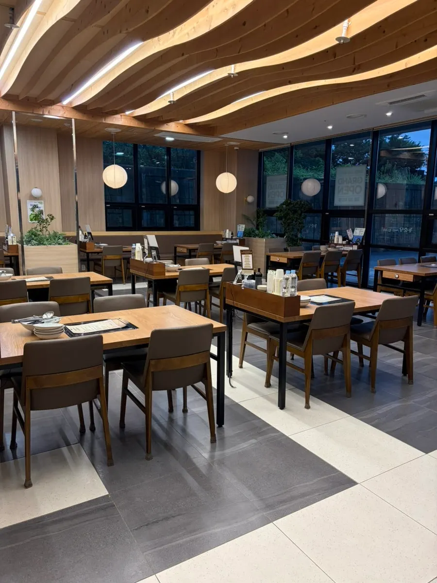 Shabu shabu table seating