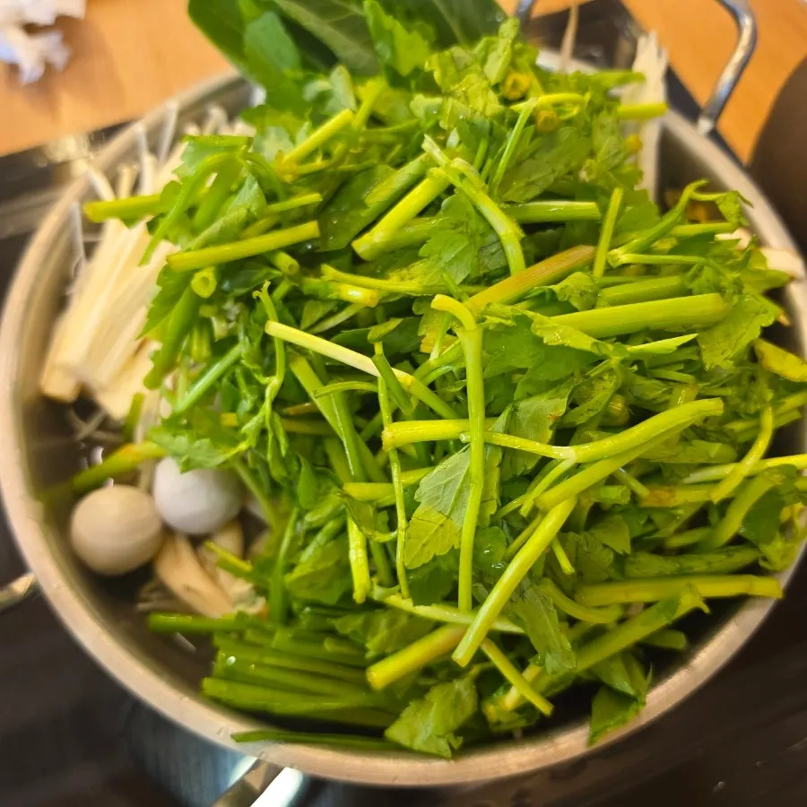 Table setting of clear-broth beef shabu shabu