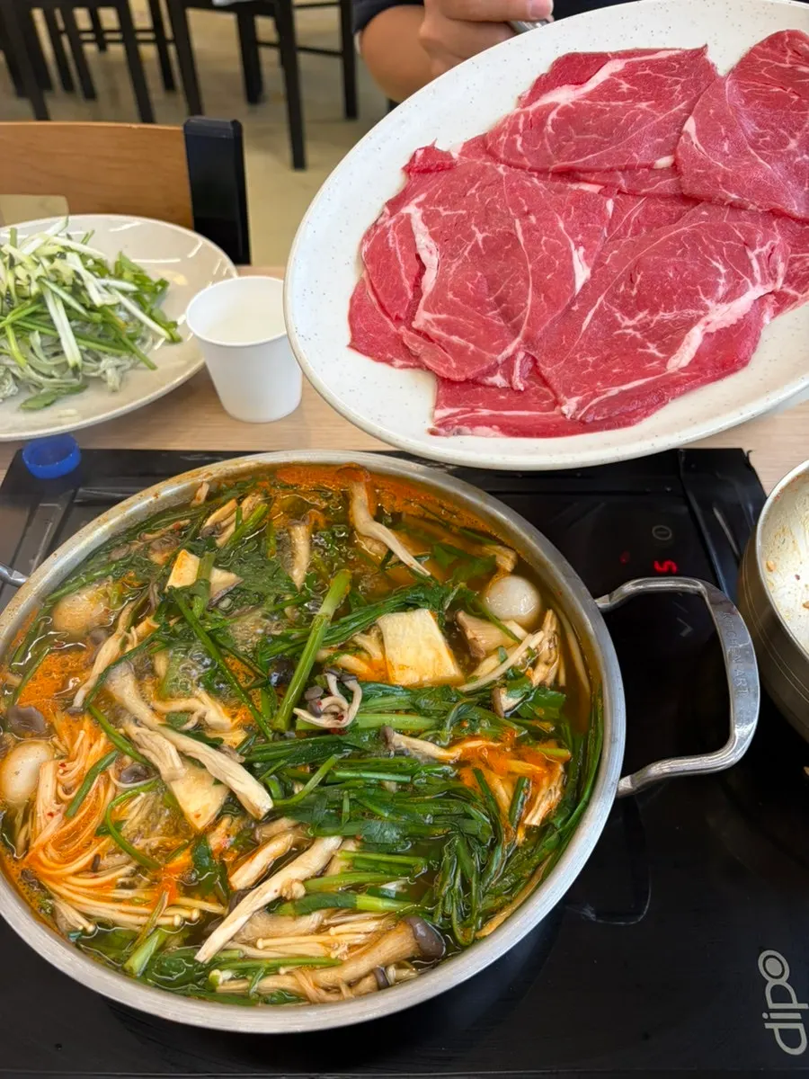 비벼 놓은 열무 비빔밥 한 그릇