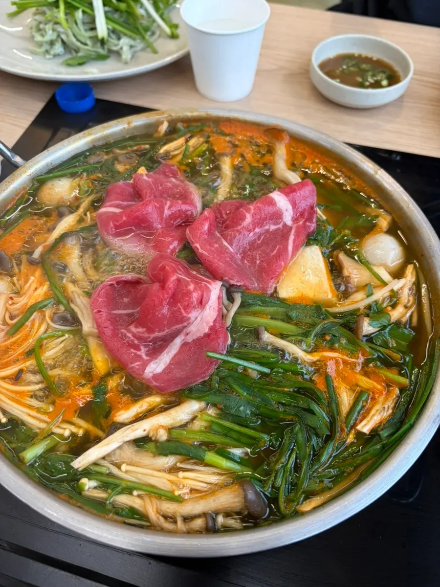 소고기를 넣고 끓고 있는 샤브 육수