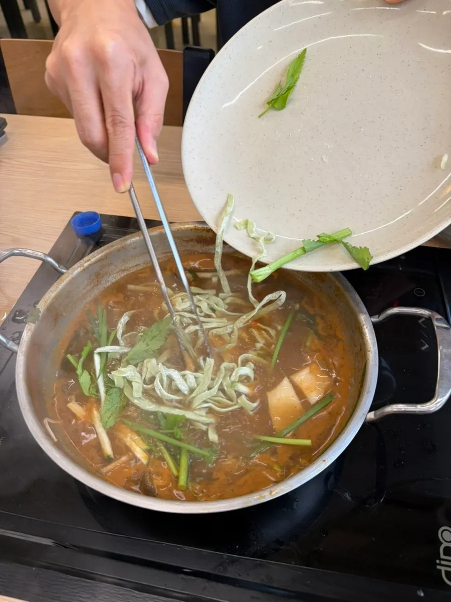 소스와 겉절이가 있는 동춘당 셀프바