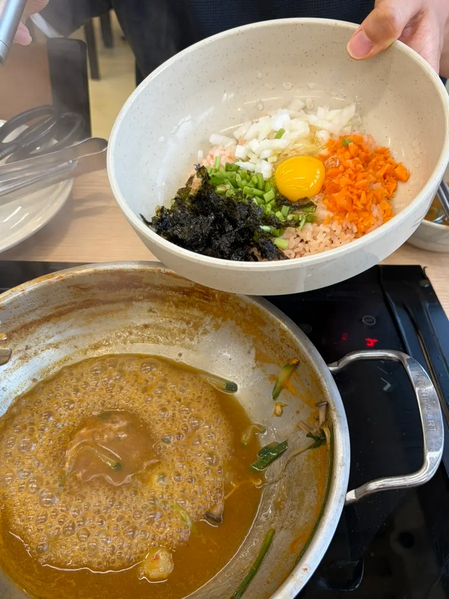 초록색 쑥칼국수 사리와 육수