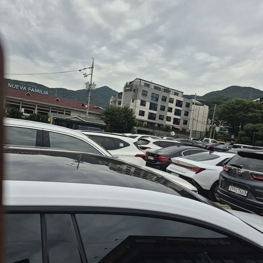 매장 앞 주차 공간이 있는 동춘당 입구