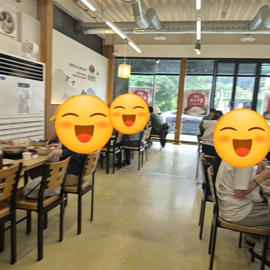 테이블이 여러 개 놓인 동춘당 매장 내부
