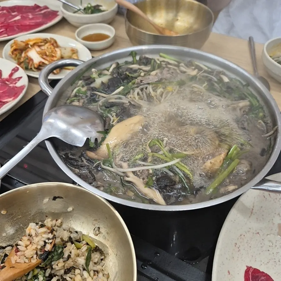버섯과 채소를 넣어 끓는 맑은 샤브샤브 육수