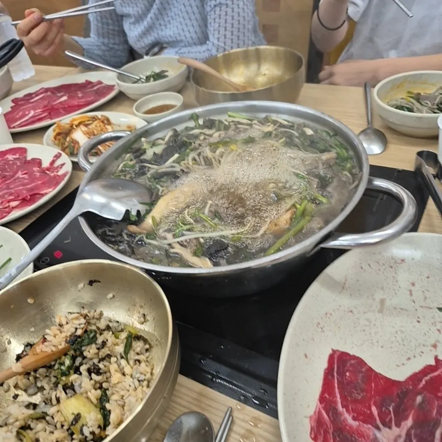 재료를 하나씩 넣어 익히는 샤브샤브 냄비