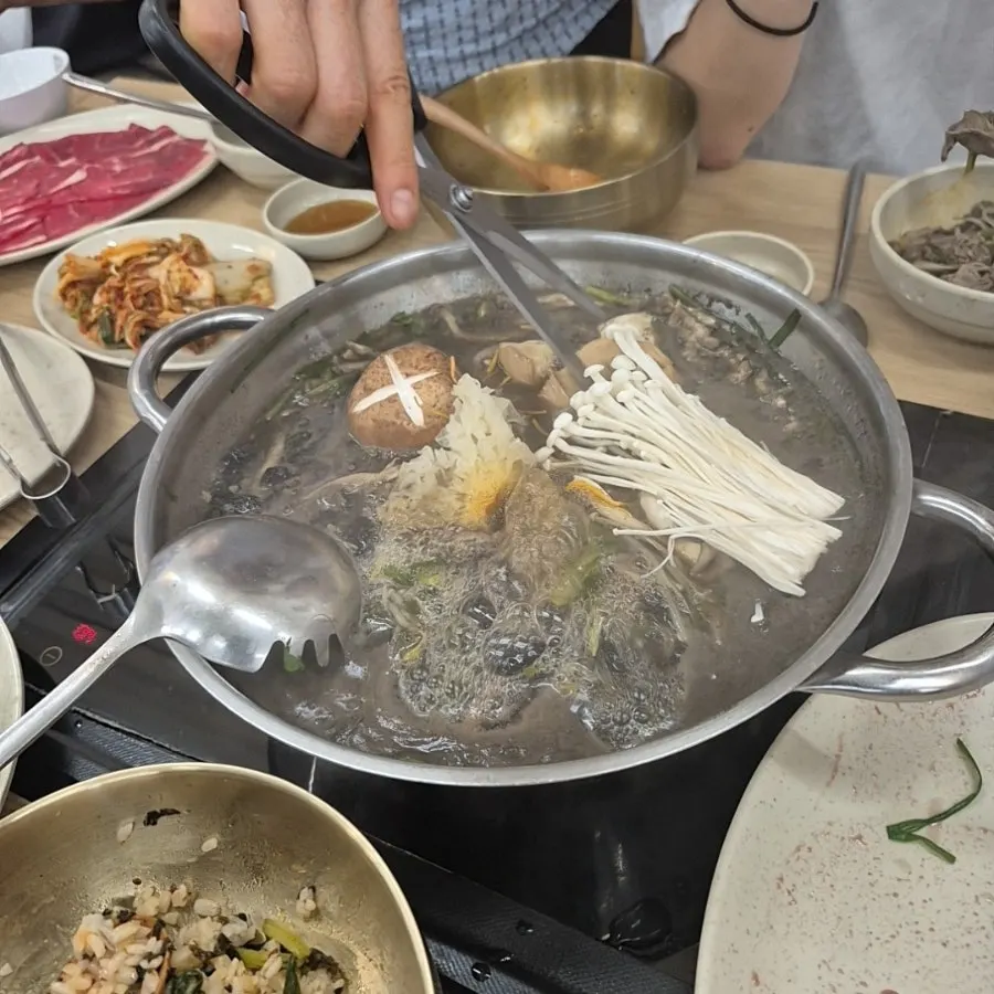 고기와 채소로 진해진 칼국수 육수