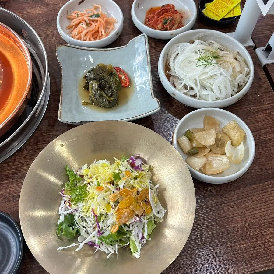 Side dishes served with the Korean beef bulgogi set