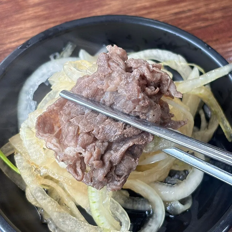 Bulgogi and vegetables cooked in the broth