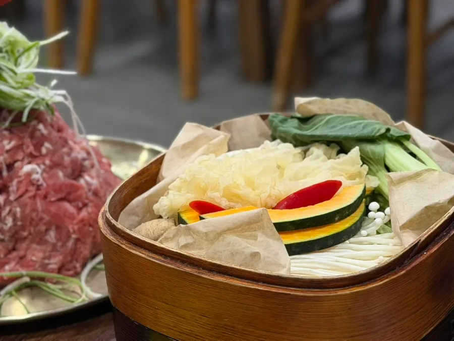 Montaña de bulgogi con plato de calabaza dulce y bok choy