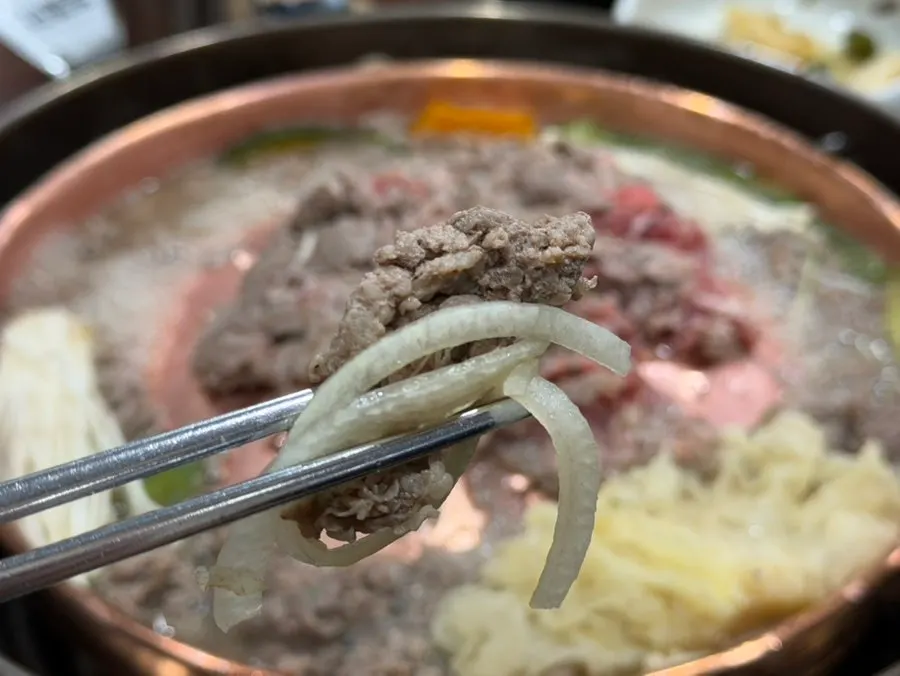 Bulgogi al estilo de Seúl cocinándose en la parrilla en forma de cúpula