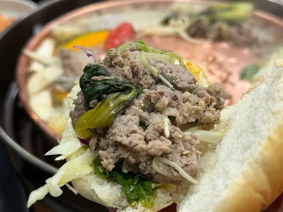 Pan morning con bulgogi y pickle de verduras encima