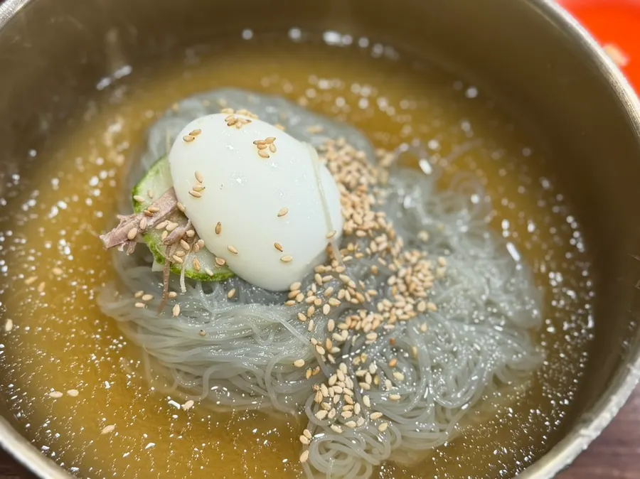 Naengmyeon con mostaza y vinagre servidos por separado