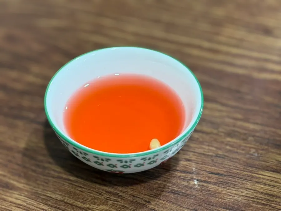 Té de omija servido después de la comida