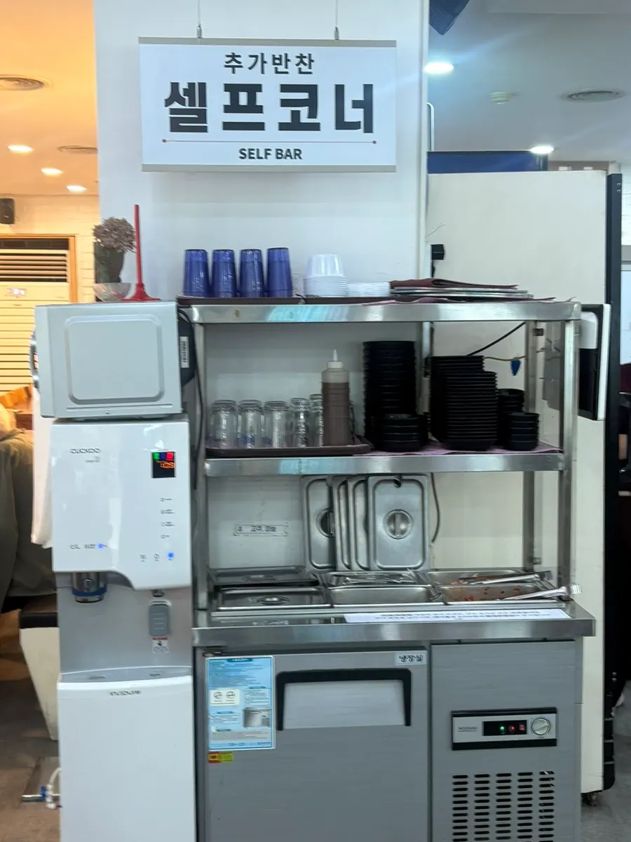 Self-serve corner for side dishes