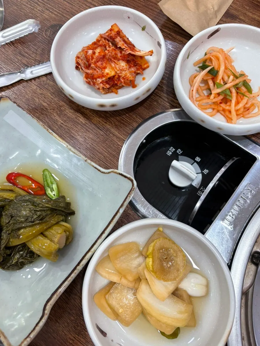 A variety of pickled jangajji side dishes
