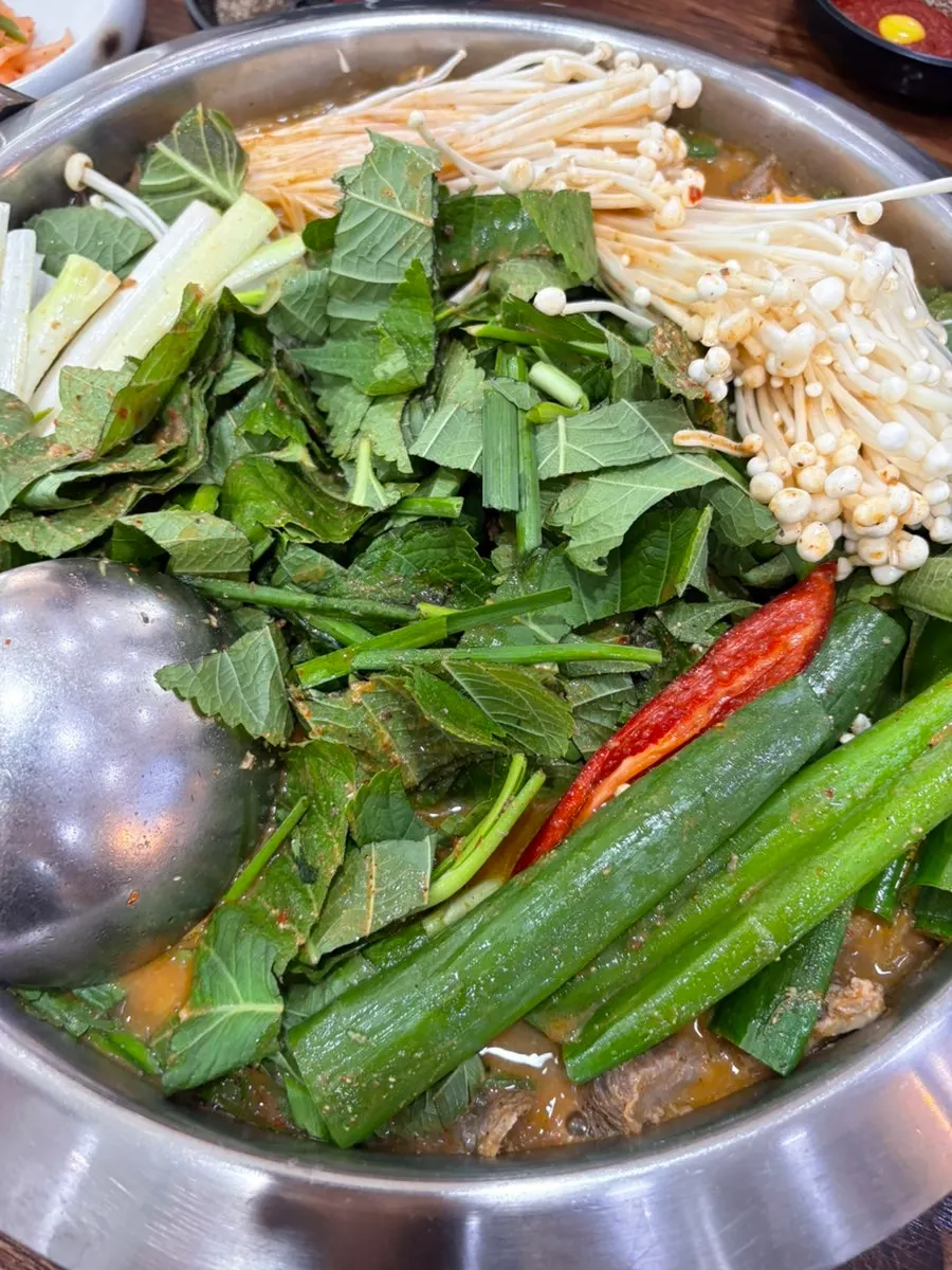 Four-person hanwoo boshin jeongol pot before boiling