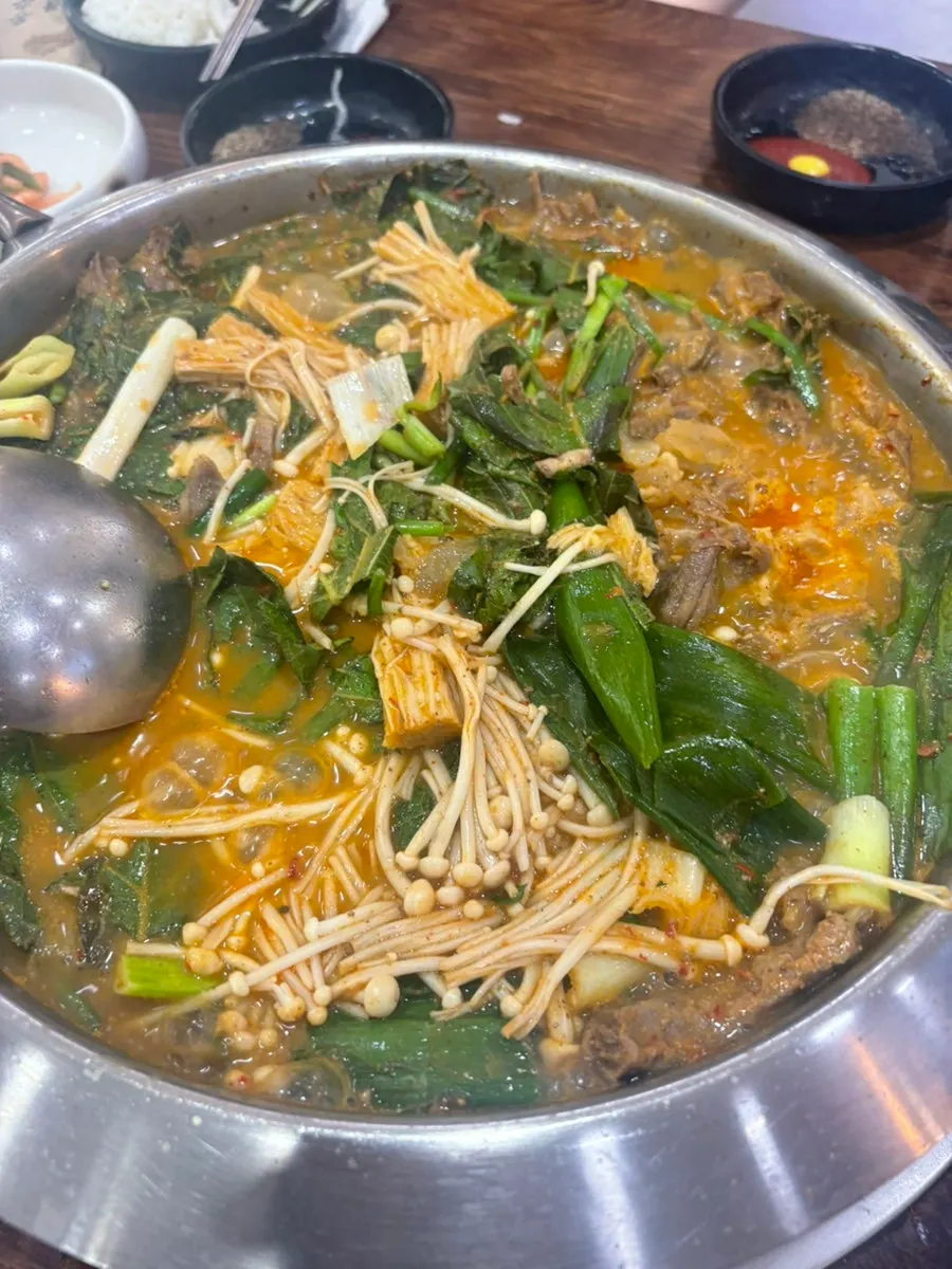 Hanwoo boshin jeongol broth boiling