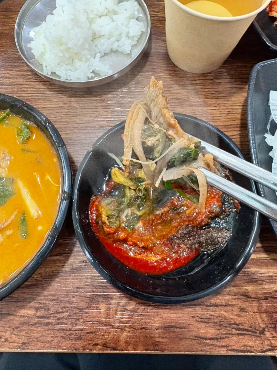 Mushrooms and vegetables mixed into the hot pot