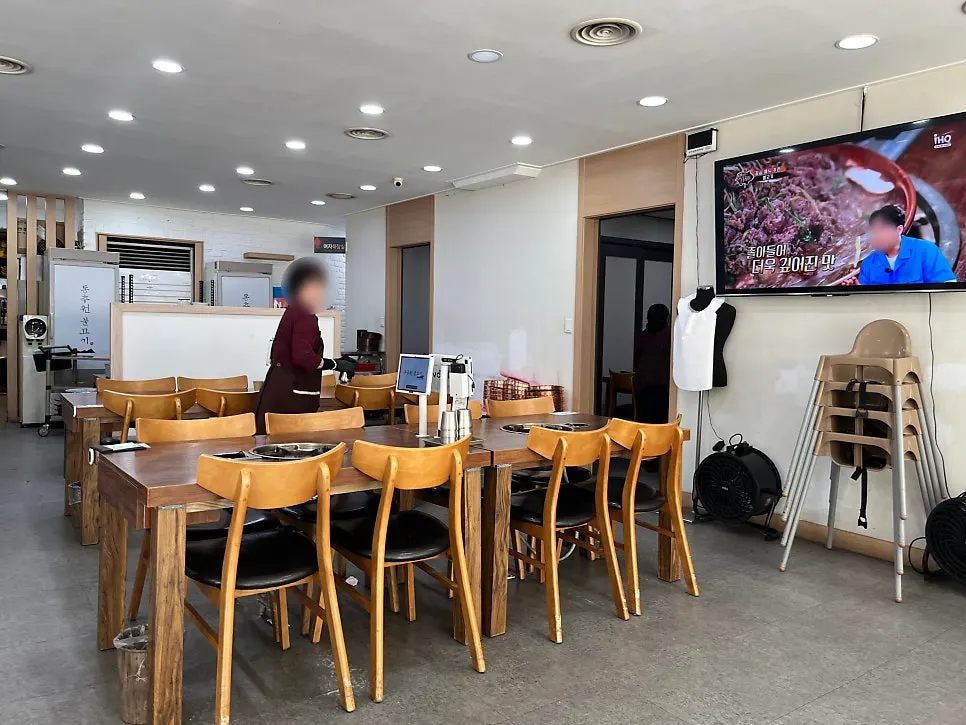Dongchuwon Bulgogi dining hall with widely spaced tables