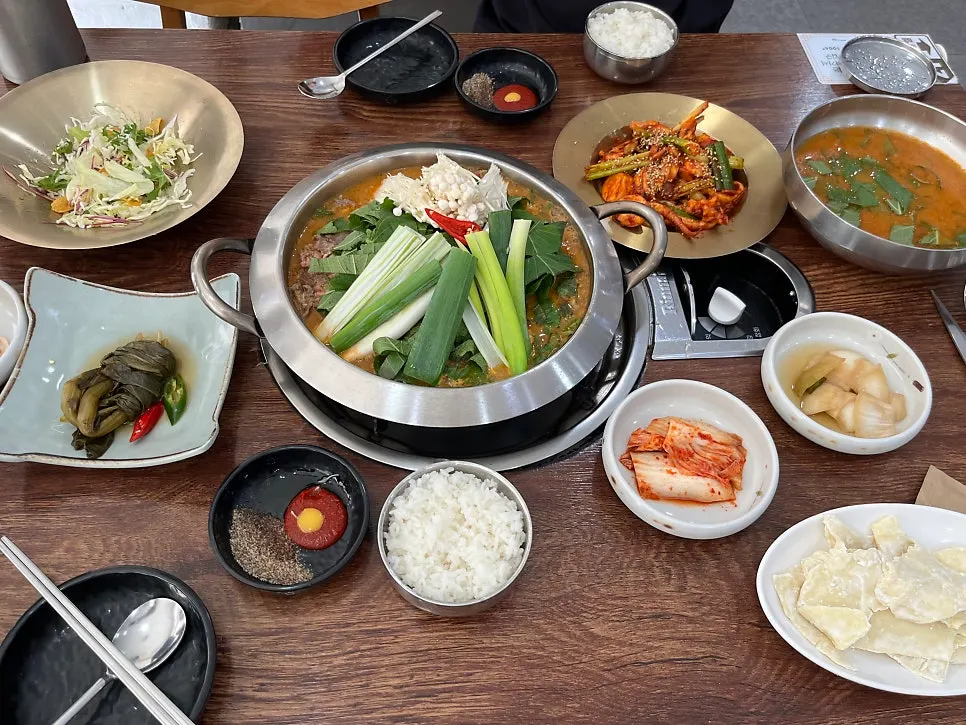 The ordered Korean beef hot pot (medium) set up at the table