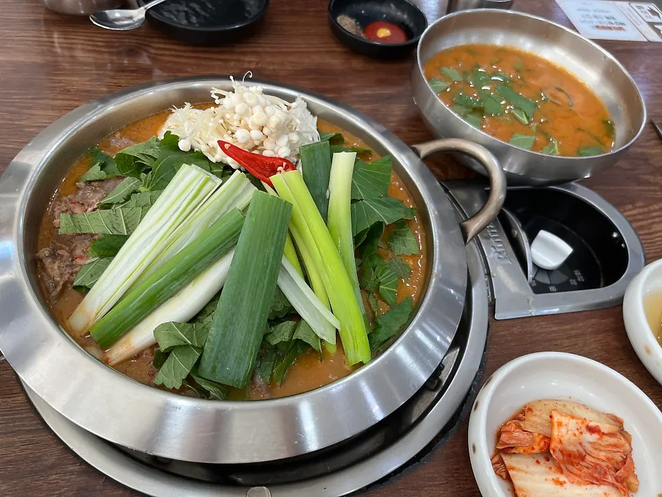 A pot brimming with mushrooms, vegetables, and Korean beef