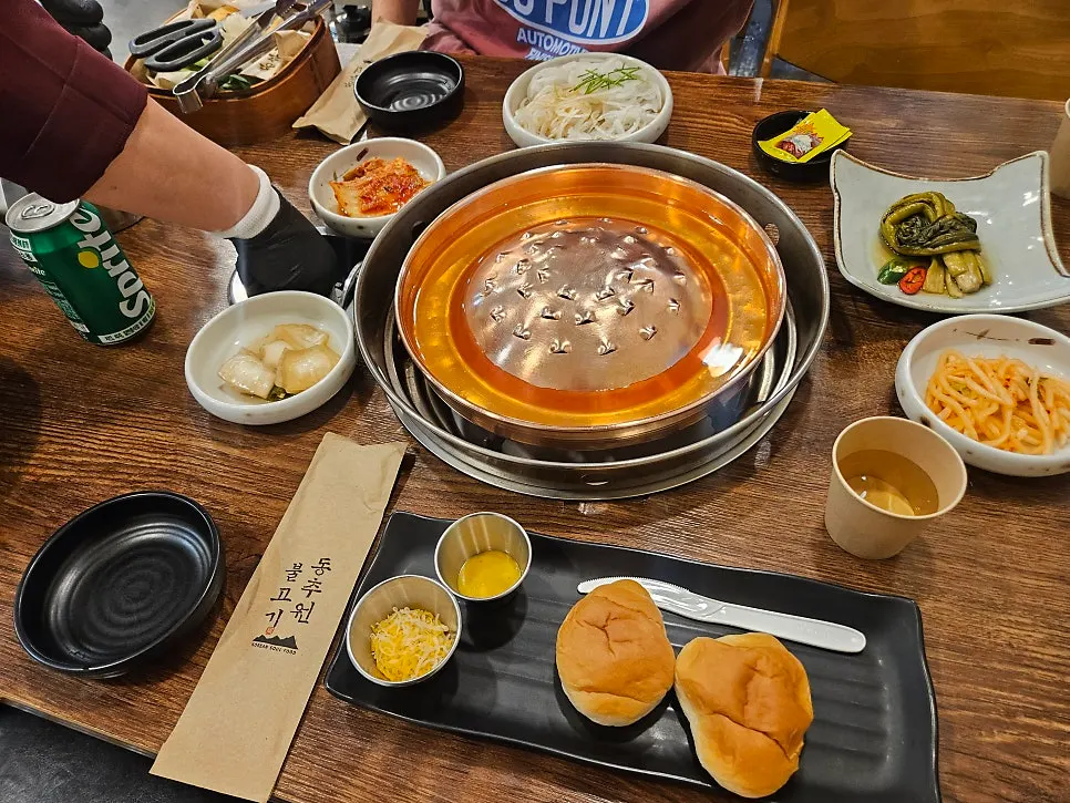 동추원불고기 깔끔한 실내 공간