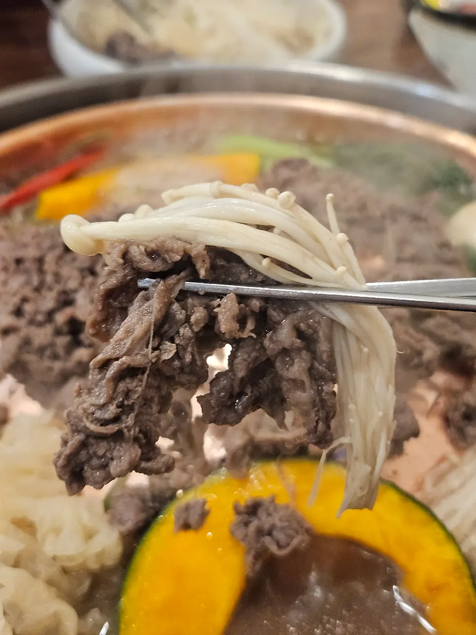 젓가락으로 집어든 한우불고기 한 점